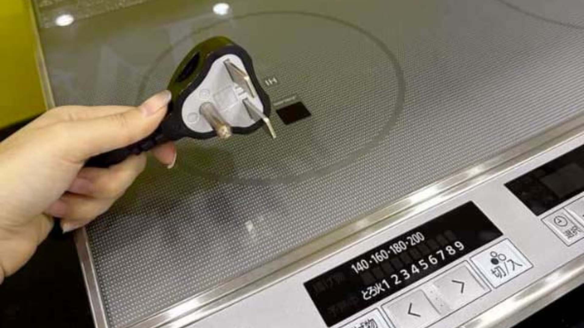 Việc rút điện bếp từ giúp kéo dài tuổi thọ bếp