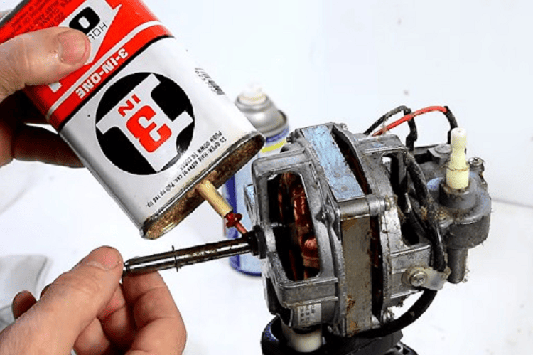 Tra dầu giúp khắc phục lỗi quạt cây chạy yếu do khô dầu