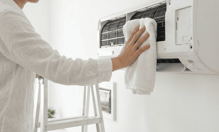 Lau khô khu vực bên dưới dàn lạnh