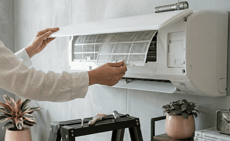 Tháo và kiểm tra lưới lọc dàn lạnh